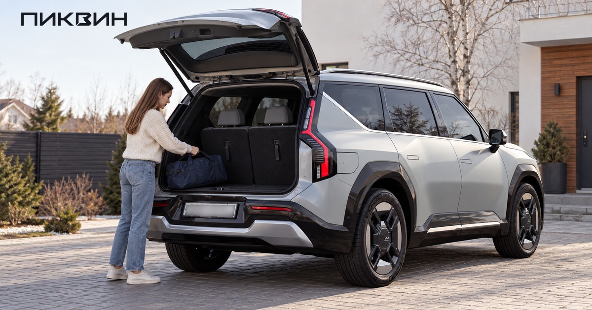 Женщина ставит дорожную сумку в багажник Kia EV9.