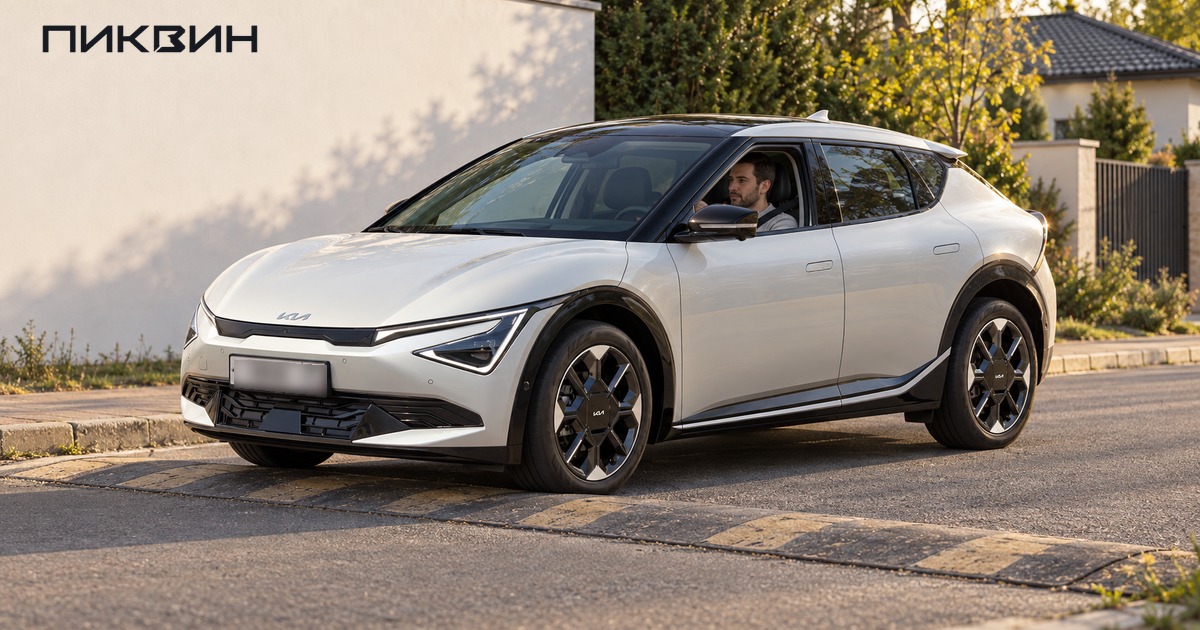 Водитель слева осторожно подъезжает на Kia EV6 к дорожному порогу.