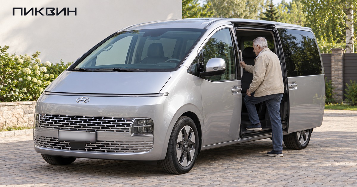 Пожилой мужчина поднимается в Hyundai Staria через открытую сдвижную дверь.