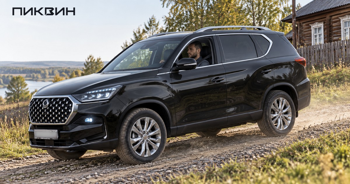 Водитель слева ведёт KGM Rexton по неглубокой грунтовой колее.