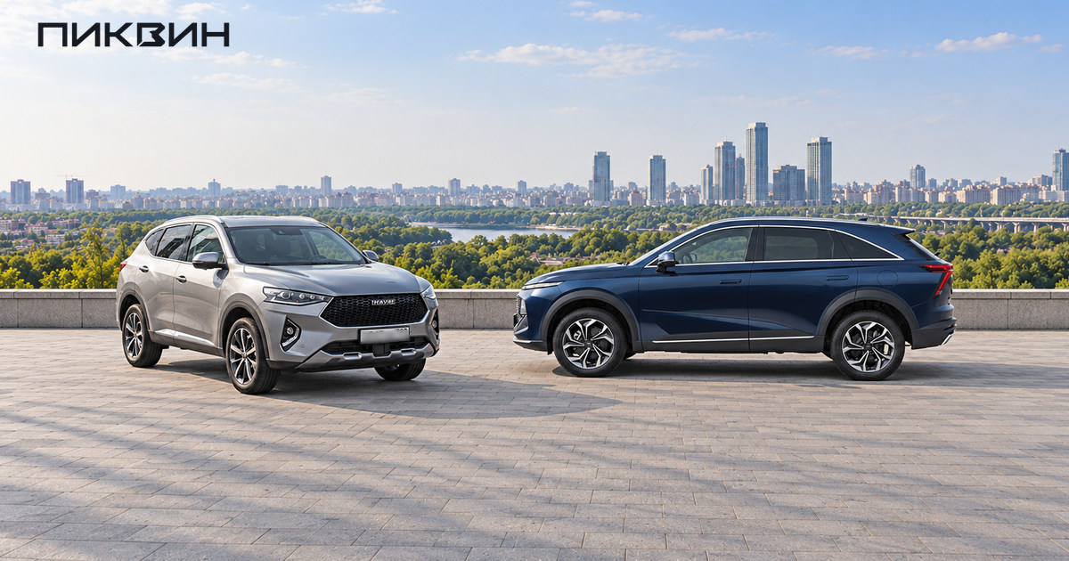 Серебристый Haval F7 первого поколения и синий F7 нового поколения с боковым профилем на городской площадке.