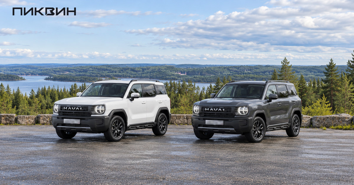 Белый и графитовый Haval H3 стоят рядом, видны закрытые кузова, штатные колёса и оформление передка.