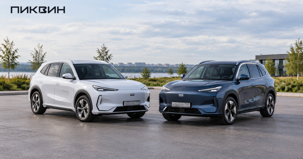 Белый и сине-серый электрические Geely EX5 стоят рядом на свободной площадке.