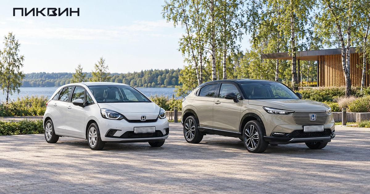 Белый Honda Fit четвёртого поколения и бежевый Honda Vezel второго поколения с чёрной крышей стоят рядом.