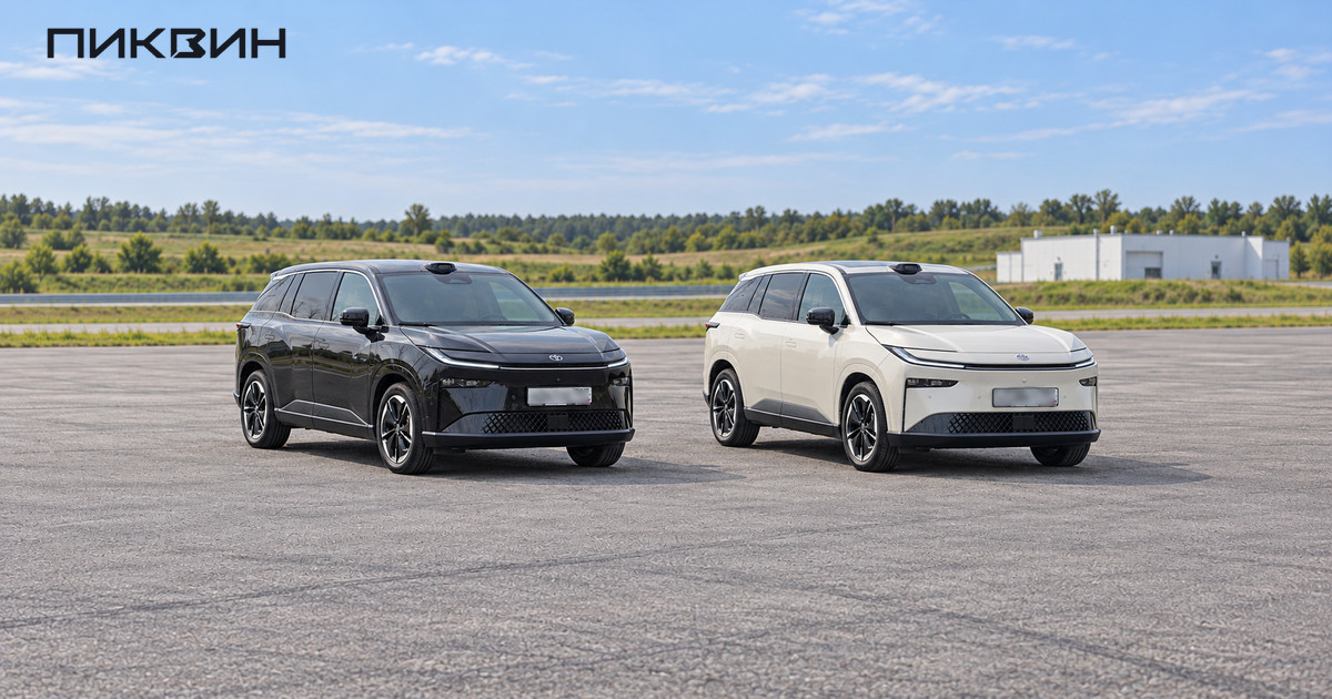 Два электрокроссовера Toyota bZ3X на открытой площадке.
