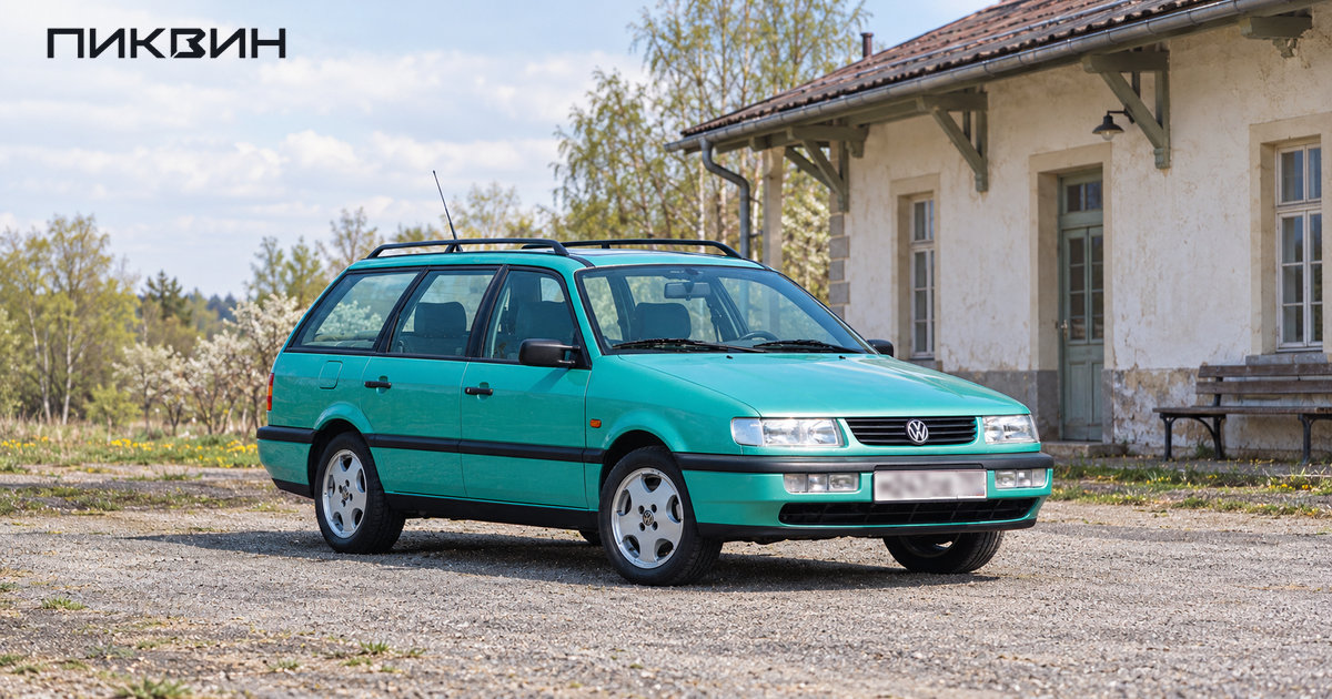 Бирюзовый Volkswagen Passat B4 Variant с закрытыми дверями.
