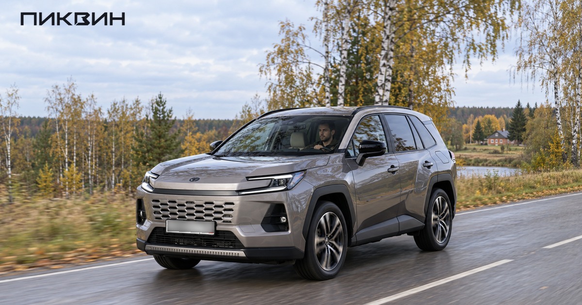 RAV4 едет по обычной загородной дороге: выбор семейного кроссовера для повседневных поездок и подъезда к дому.