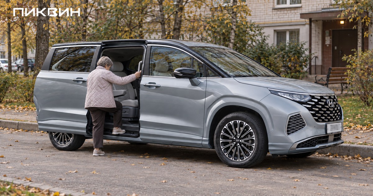 Пожилая женщина садится в Hyundai Custo через сдвижную дверь, держась за штатную опору.
