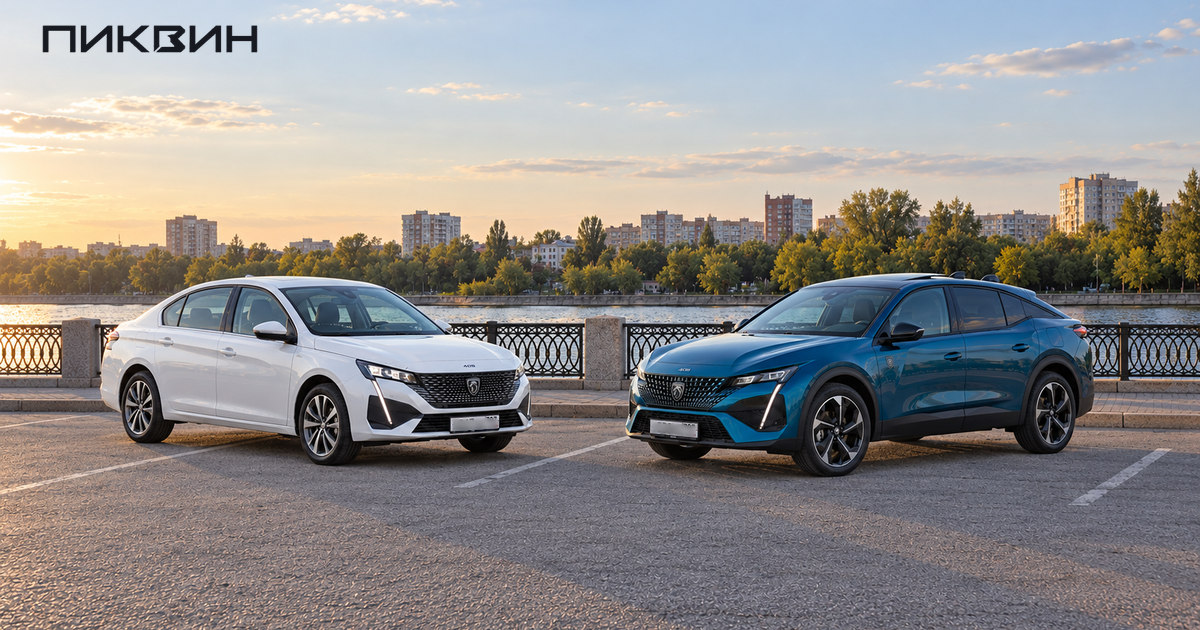 Белый китайский Peugeot 408 седан и синий Peugeot 408 фастбэк рядом для сравнения разных кузовов.