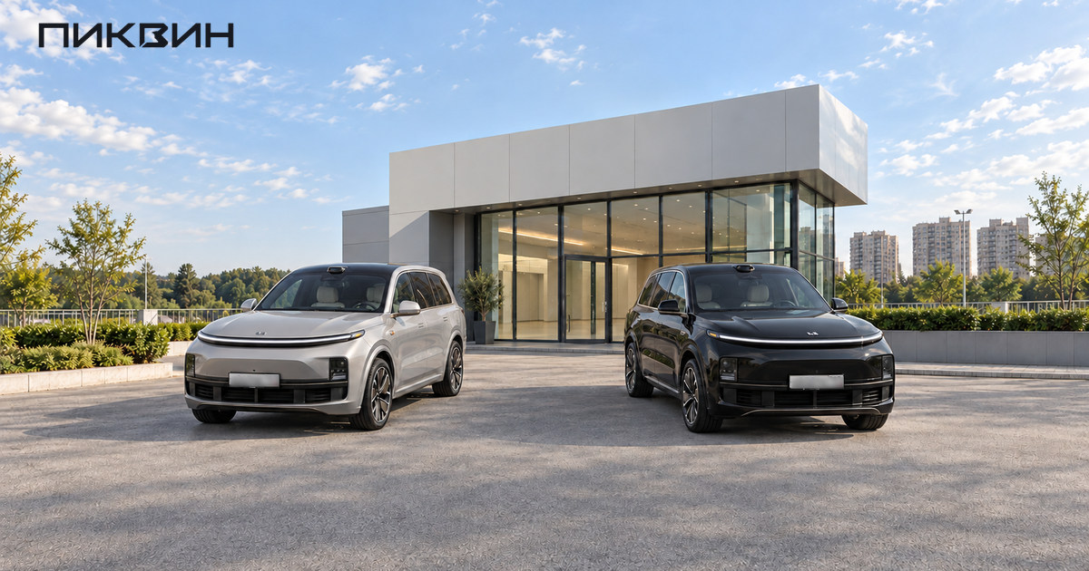 Серебристый и чёрный Li Auto L9 стоят раздельно перед центром выдачи автомобилей.