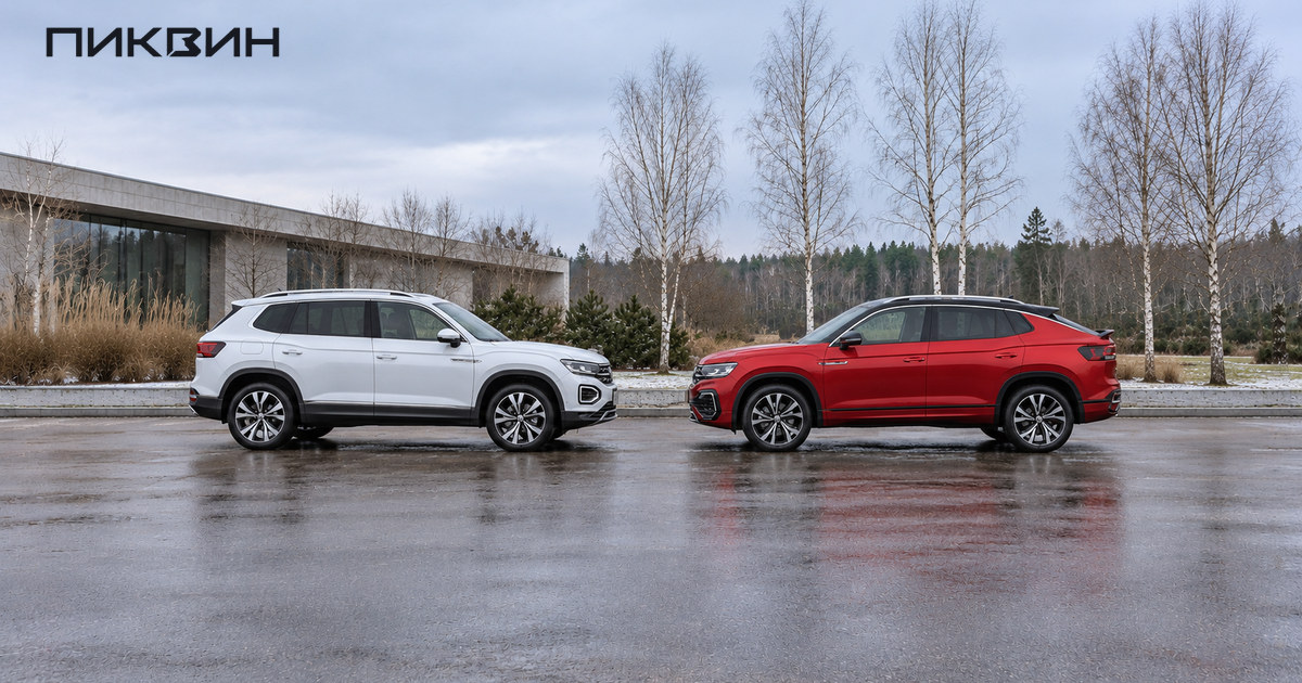Белый Volkswagen Tayron и красный Tayron X стоят напротив друг друга, показывая различие профилей кузова.