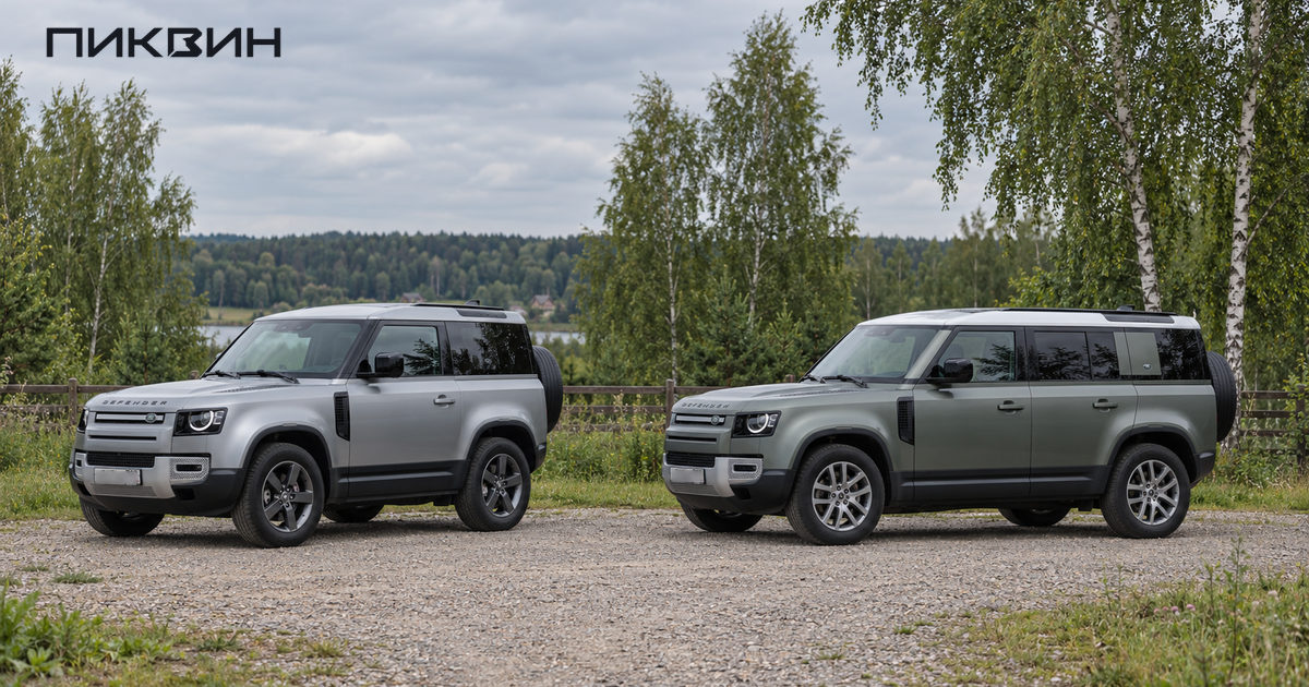 Серебристый Defender 90 и зелёный Defender 110 стоят рядом; видна разница длины кузова и числа боковых дверей.