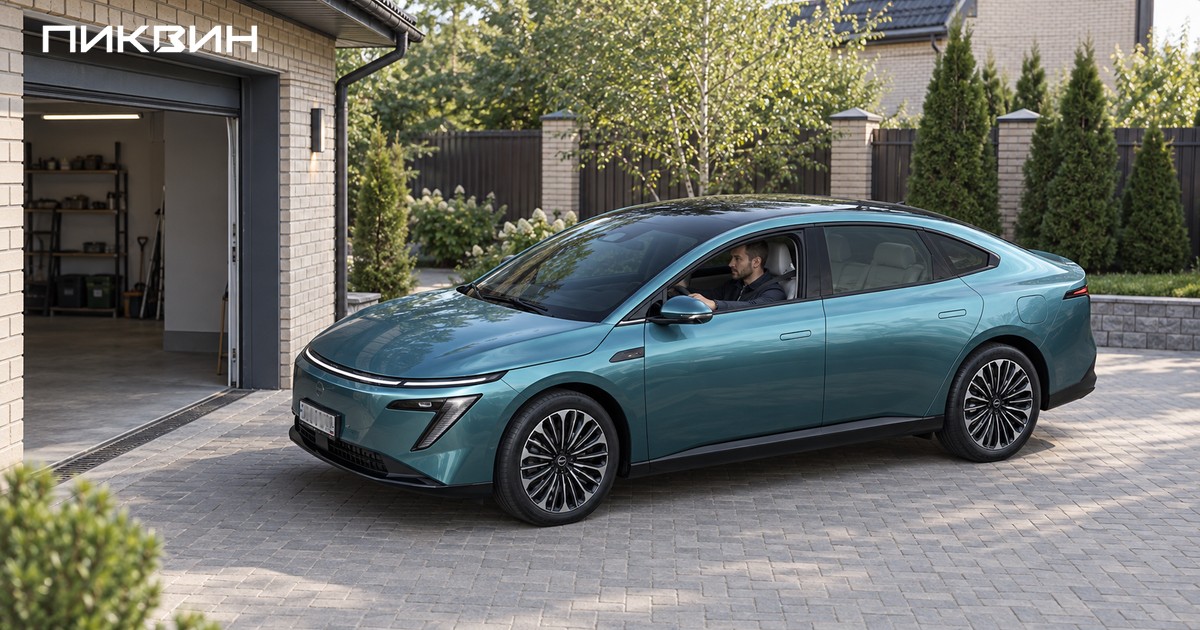 Nissan N7 медленно въезжает в гараж, водитель контролирует пространство по бокам.