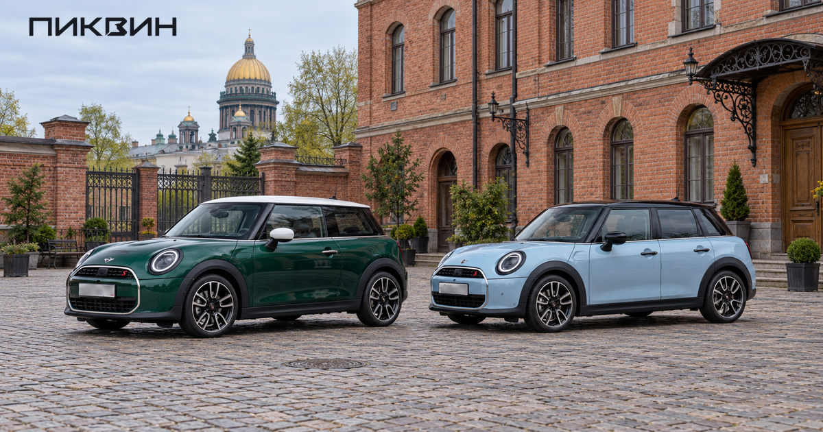 Зелёный трёхдверный и голубой пятидверный MINI Cooper S рядом во дворе Петербурга
