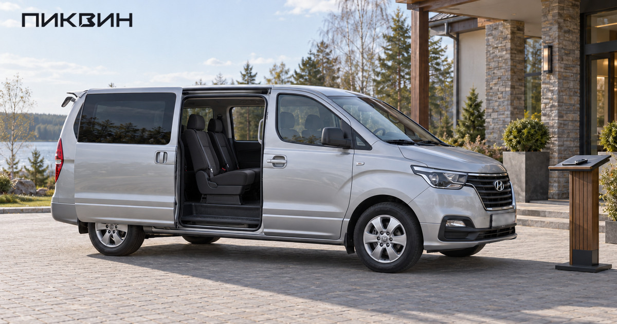 Hyundai Grand Starex с открытой назад сдвижной дверью, пассажирскими креслами и папкой документов на стойке.