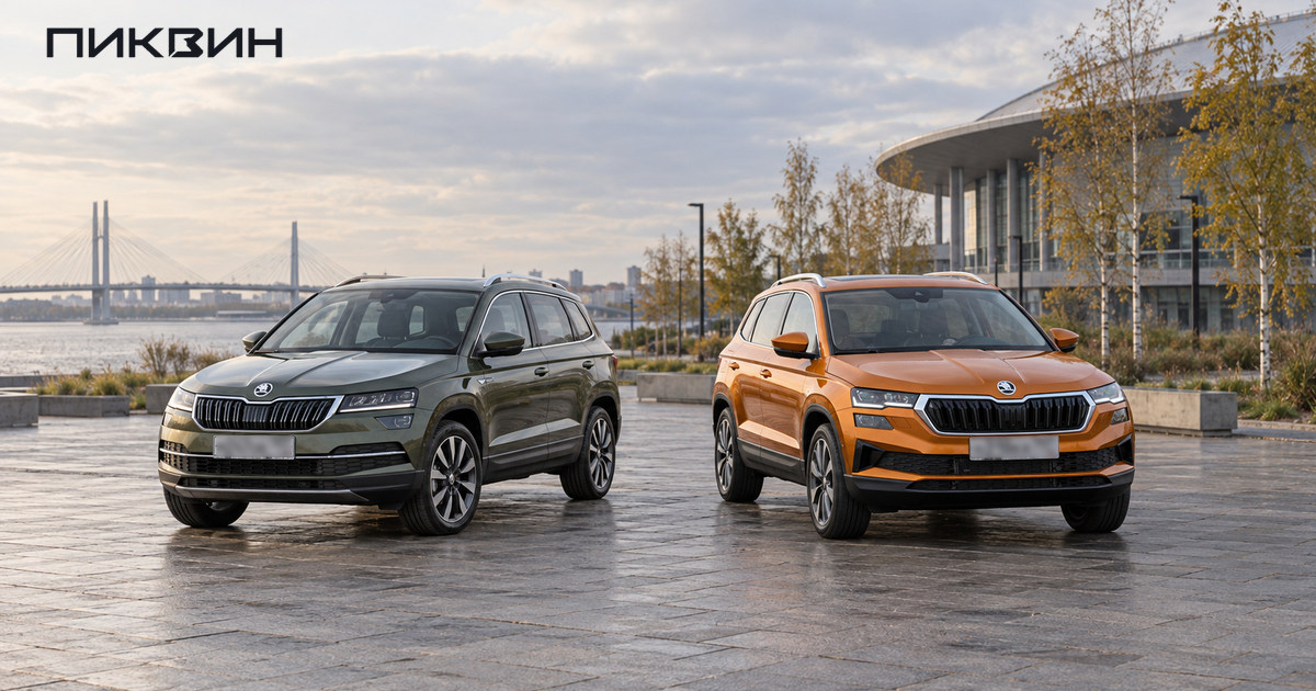 Два Skoda Karoq разных исполнений: зелёный дорестайлинговый и оранжевый рестайлинговый.