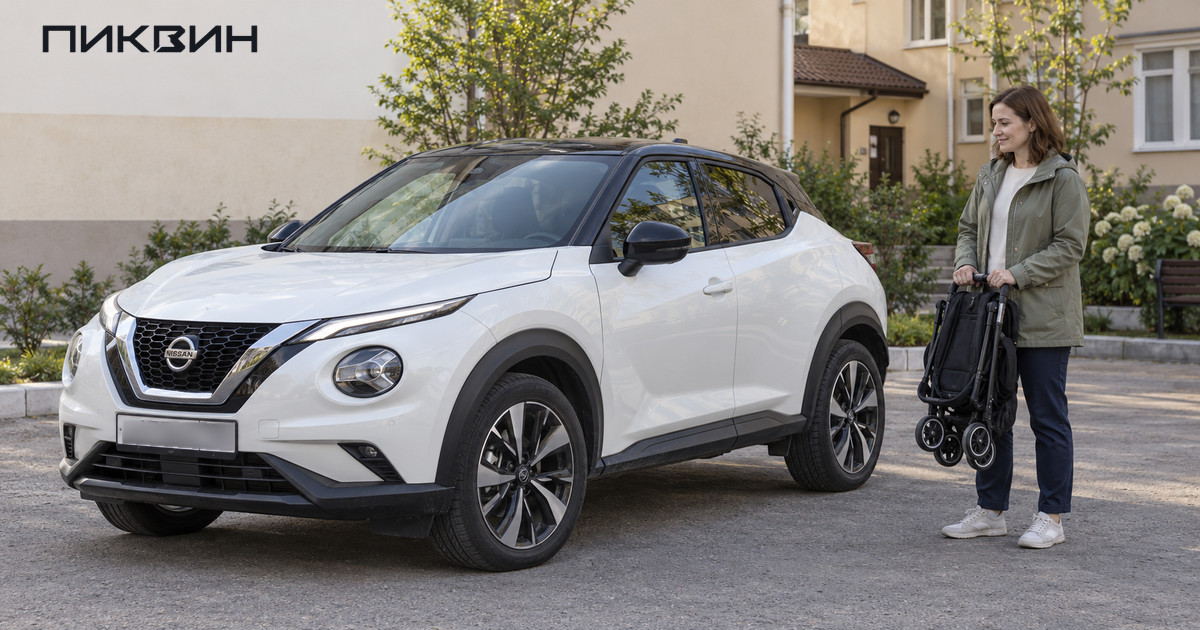 Женщина со сложенной коляской рядом с Nissan Juke перед проверкой багажного отделения.