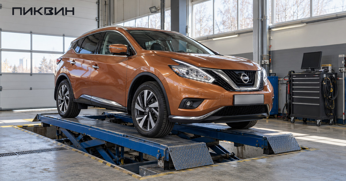 Медный Nissan Murano стоит колёсами на платформах сервисного подъёмника; рядом диагностическая стойка.