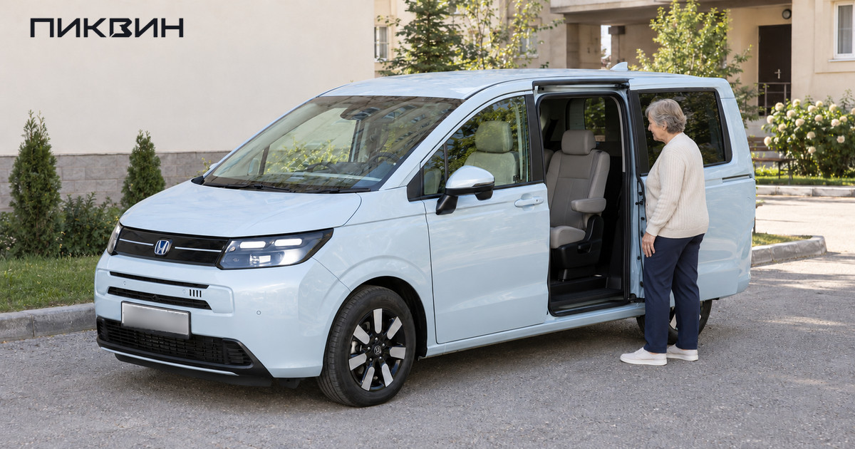 Женщина оценивает высоту порога и доступ к сиденью Honda Freed через открытую сдвижную дверь.