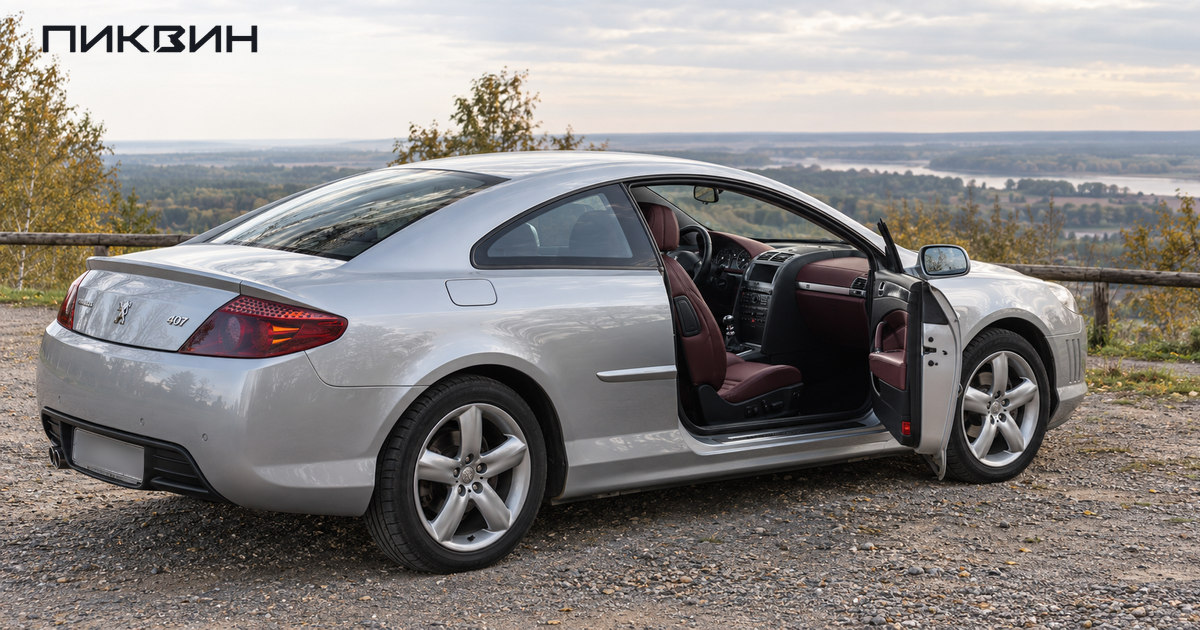 Серебристый Peugeot 407 Coupé с открытой передней пассажирской дверью и бордовым салоном.