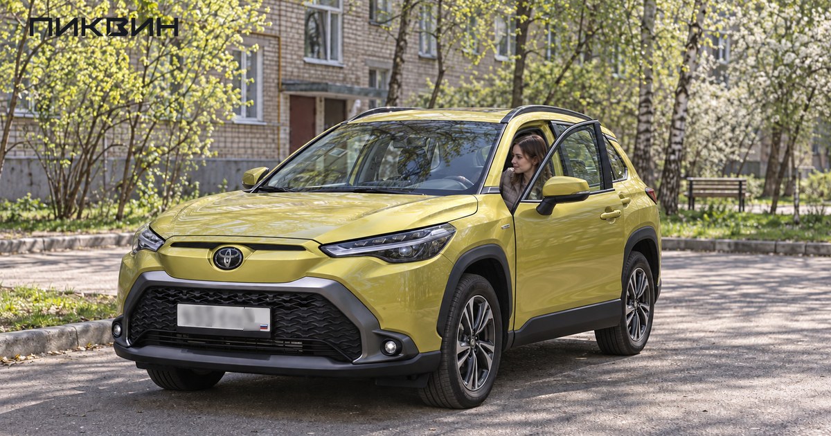 Женщина на левом водительском месте Toyota Frontlander прикрывает дверь, соединённую с передней стойкой.