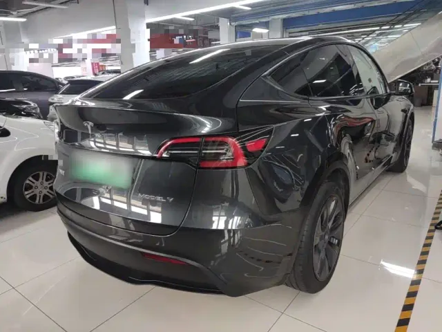 Tesla Model Y — Фото автомобиля 6