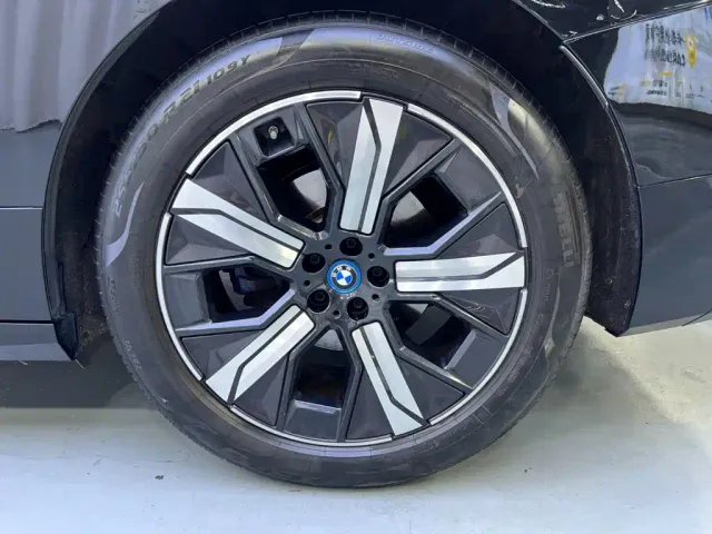 BMW iX — Фото автомобиля 23
