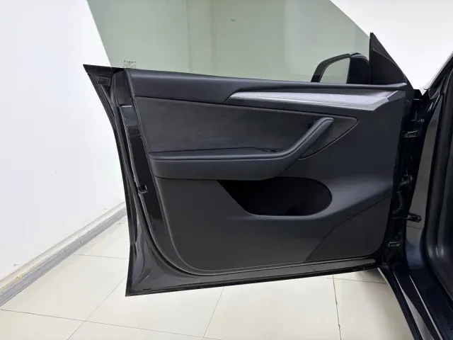 Tesla Model Y — Фото автомобиля 6