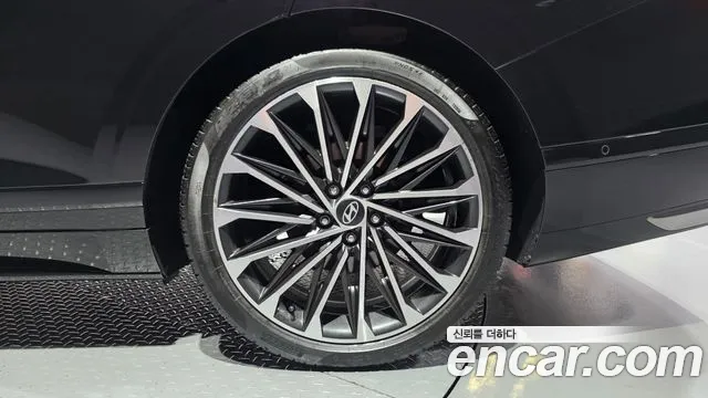 Hyundai Grandeur Grandeur (GN7) 2.5 Бензин 2WD — Фото автомобиля 16