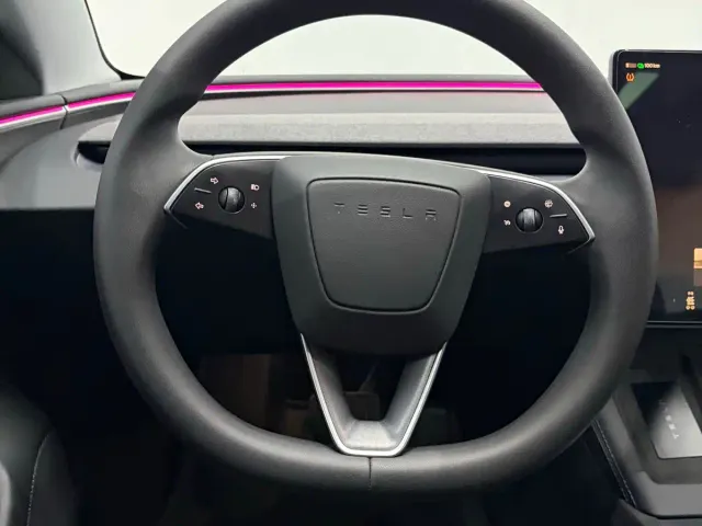 Tesla Model 3 — Фото автомобиля 16