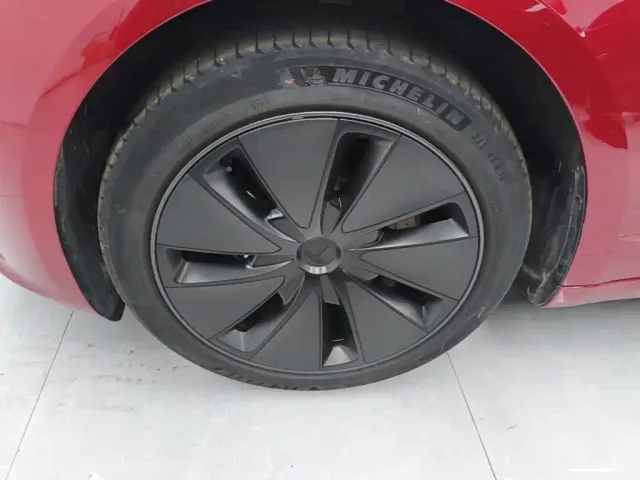 Tesla Model 3 — Фото автомобиля 22