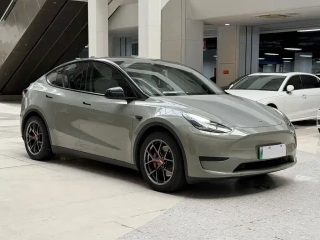 Tesla Model Y — Фото автомобиля 3