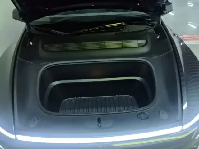 Tesla Model Y — Фото автомобиля 19