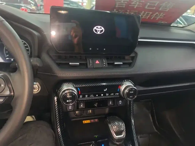 Toyota RAV4 — Фото автомобиля 12