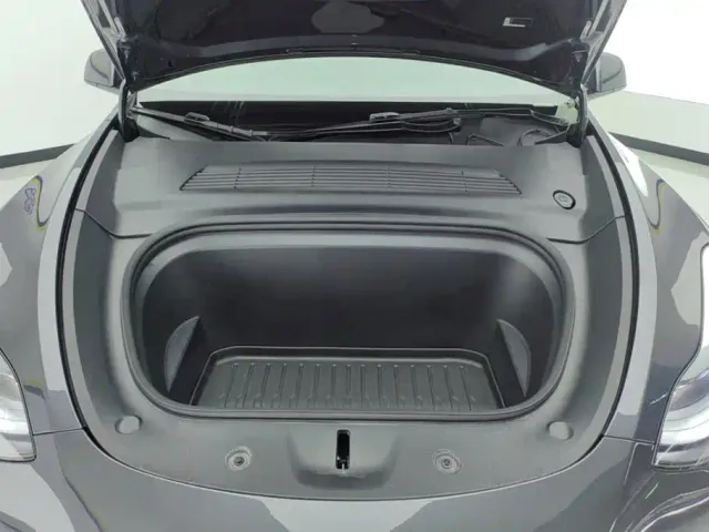 Tesla Model Y — Фото автомобиля 10