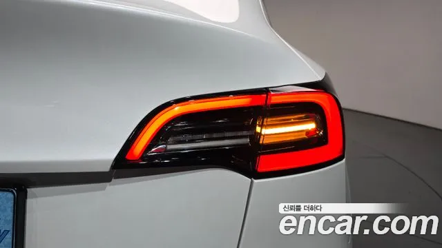 Tesla Model Y — Фото автомобиля 22