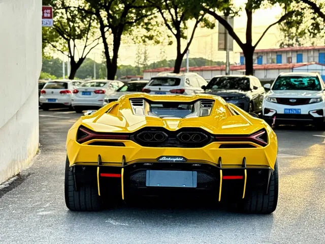 Lamborghini Revuelto — Фото автомобиля 6
