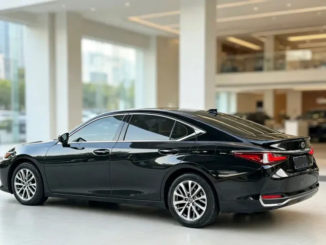 Lexus ES — Фото автомобиля 8