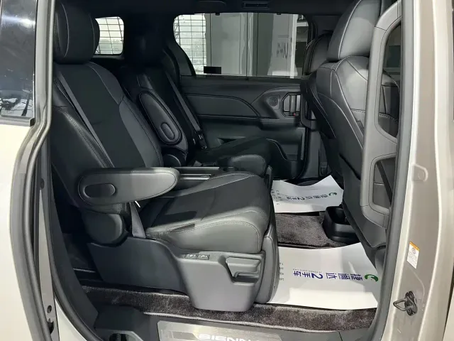 Toyota Sienna — Фото автомобиля 24