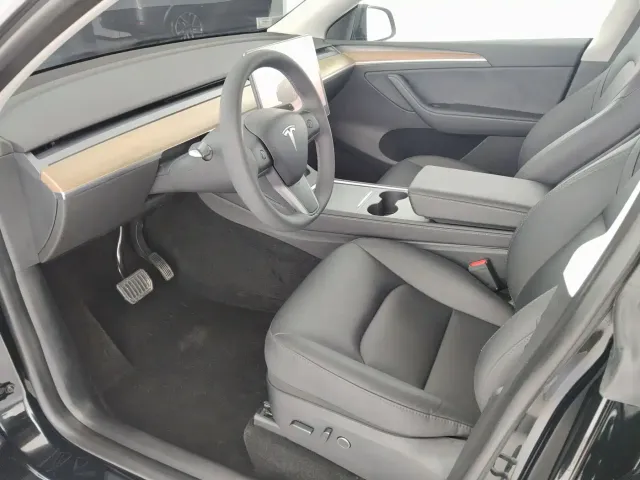 Tesla Model Y — Фото автомобиля 13