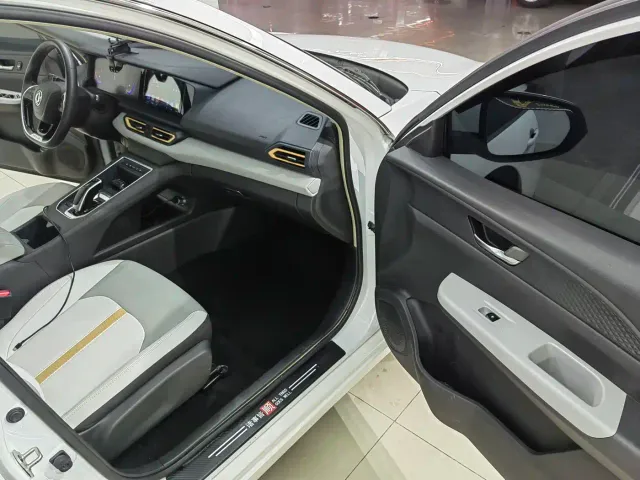 Dongfeng Fengshen E70 — Фото автомобиля 6