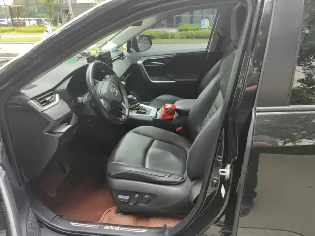 Toyota RAV4 — Фото автомобиля 9