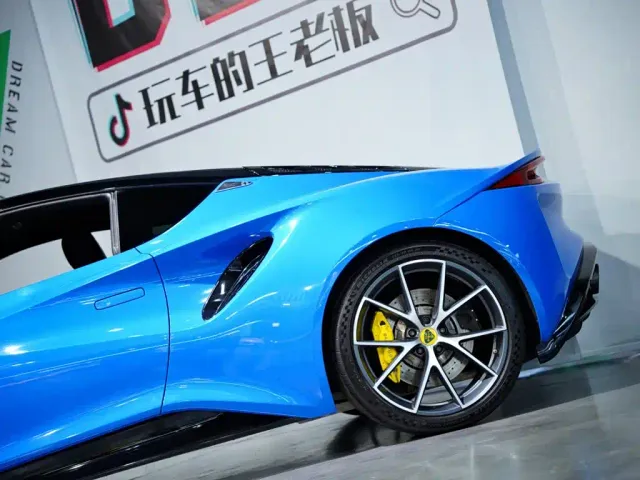 Lotus Emira — Фото автомобиля 5