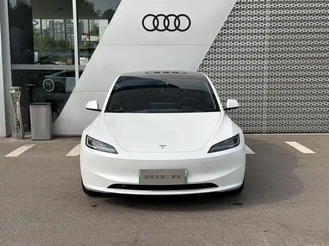 Tesla Model 3 — Фото автомобиля 2
