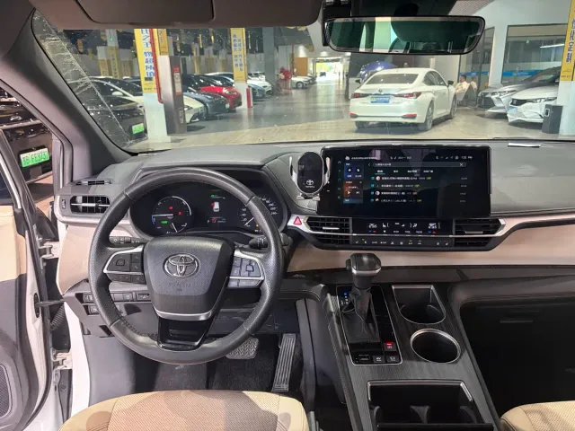 Toyota Sienna — Фото автомобиля 8