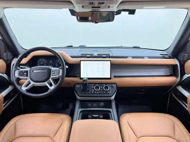 Land Rover Defender — Фото автомобиля 12