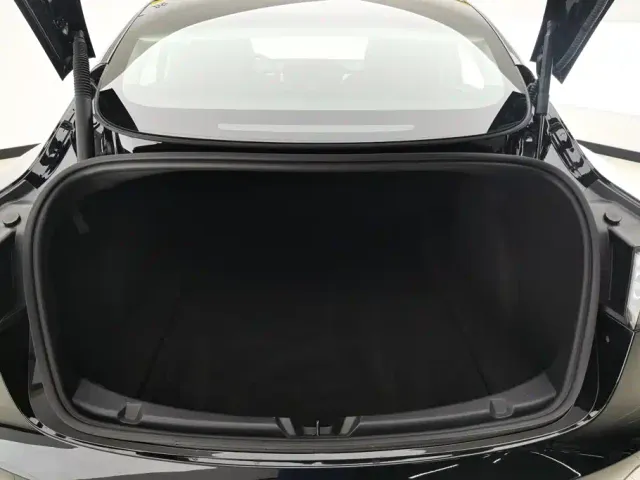 Tesla Model 3 — Фото автомобиля 4