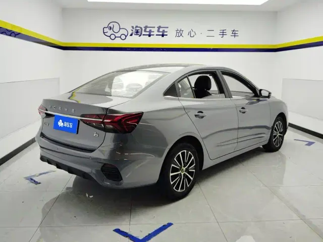 Roewe i5 — Фото автомобиля 3