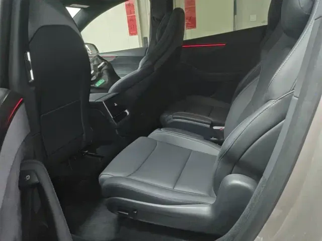 Tesla Model Y L — Фото автомобиля 16