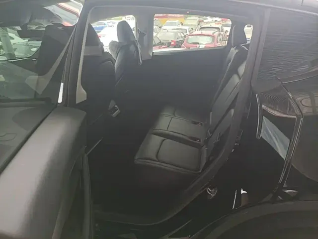 Tesla Model Y — Фото автомобиля 16